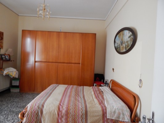 Immobile sito in CHIAVARI (GE)  in Via Parma, 124/L,piano quarto. Descrizione: Ingresso, cucina, disimpegno, bagno, tre camere e poggiolo + Posto auto scoperto e cantina ad uso esclusivo, due locali deposito ad uso comune (millesimi 100). Mq. 123 (comprensivo di quota parte di deposito di pertinenza). Identificativi catastali: Foglio 12, part. 2258, sub. 9 con posto auto scoperto al foglio 12, part. 2239 sub. 1, deposito comune al foglio 12, part. 2258 sub. 13 (100/millesimi), deposito comune al foglio 12, part. 2258 sub. 14 (100/millesimi)