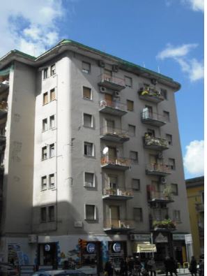 Descrizione: Box accessibile da Via Florestano Rossomandi, facente parte di edificio con ingresso da Via Francesco Cilea 46. Il box è ubicato alla quota del 2° piano interrato rispetto all’ingresso di Via Cilea. N.C.E.U.PART. 33842 SEZ. AVV FG. 13 P.LLA 408 SUB 41. Mq. 33. Libero. Piena Proprietà