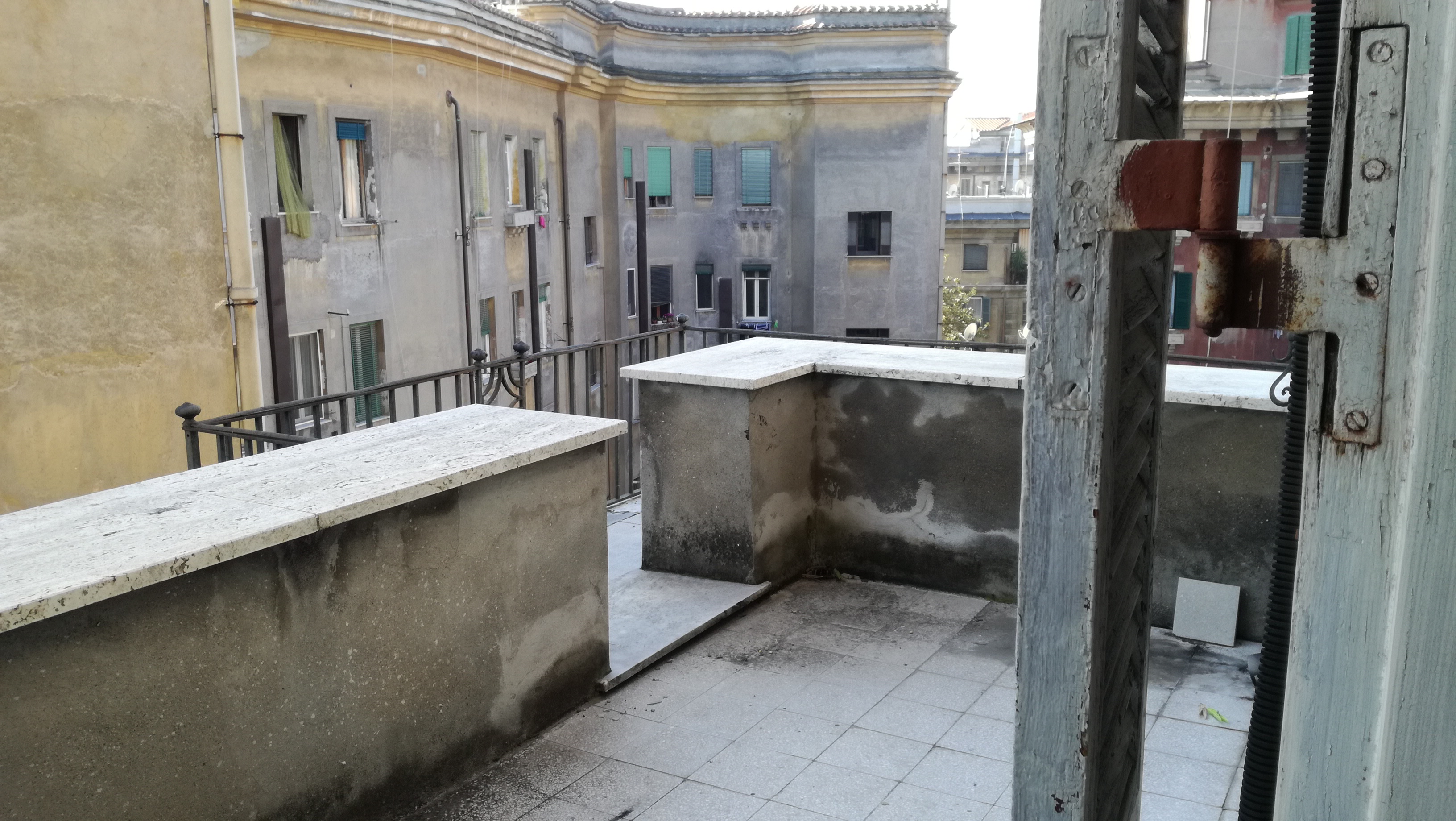 Appartamento sito in ROMA VIA F.P. DE CALBOLI 8,  scala F, piano 6 INT.11 DI 10,5 VANI CON ASCENSORE + DA REF: CANTINA MATRICOLA 602632 SCALA G PIANO SEMINTERRATO CANTINA N. 4 Mq. 185. N.C.E.U. categoria A3- foglio 400 part. 153 sub 29