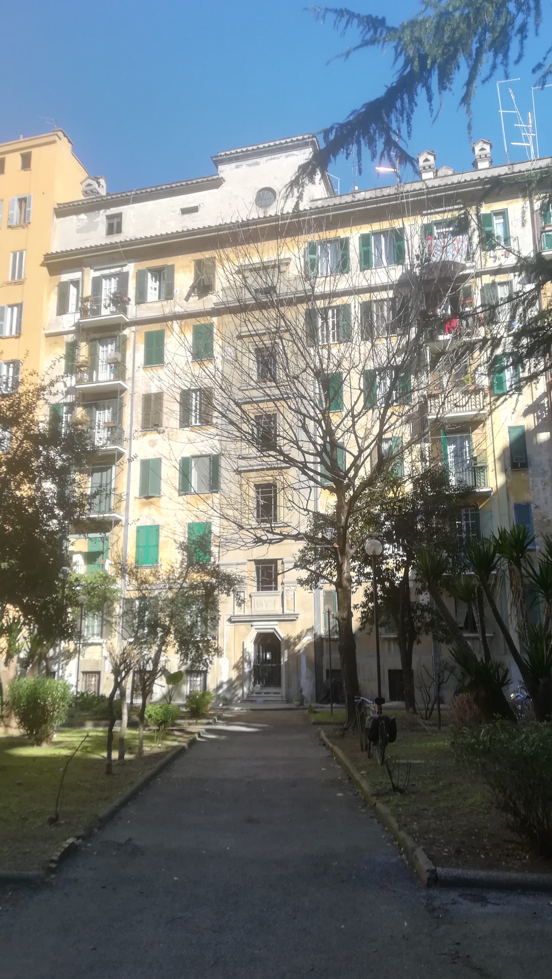 Appartamento sito in ROMA VIA PRINCIPE EUGENIO 106,  scala F, piano 4 INT.11 DI 3,5 VANI CON ASCENSORE. Mq. 49. N.C.E.U. categoria A2- foglio 502 part. 44 sub 86