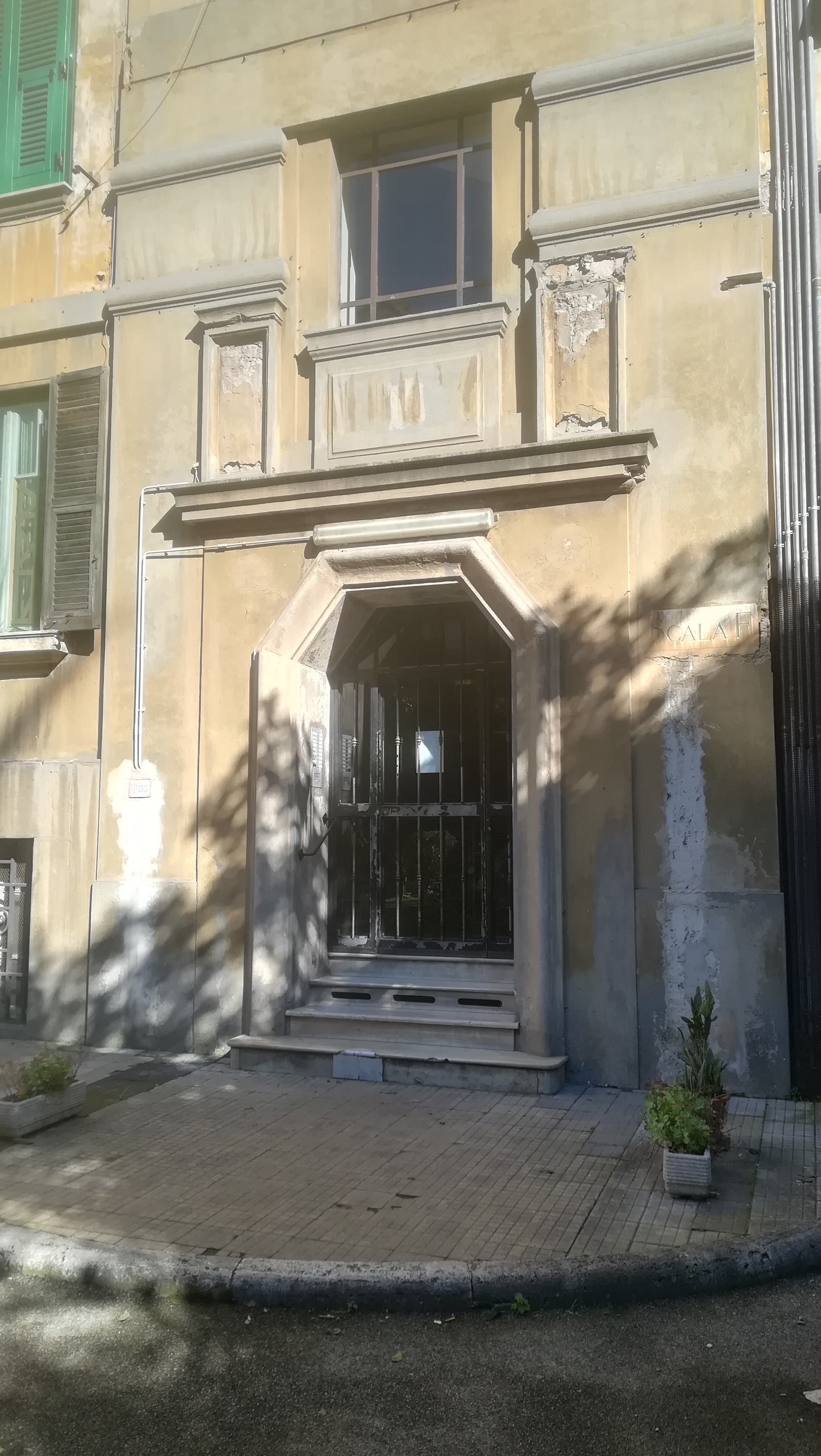 Appartamento sito in ROMA VIA PRINCIPE EUGENIO 106,  scala F, piano 4 INT.11 DI 3,5 VANI CON ASCENSORE. Mq. 49. N.C.E.U. categoria A2- foglio 502 part. 44 sub 86