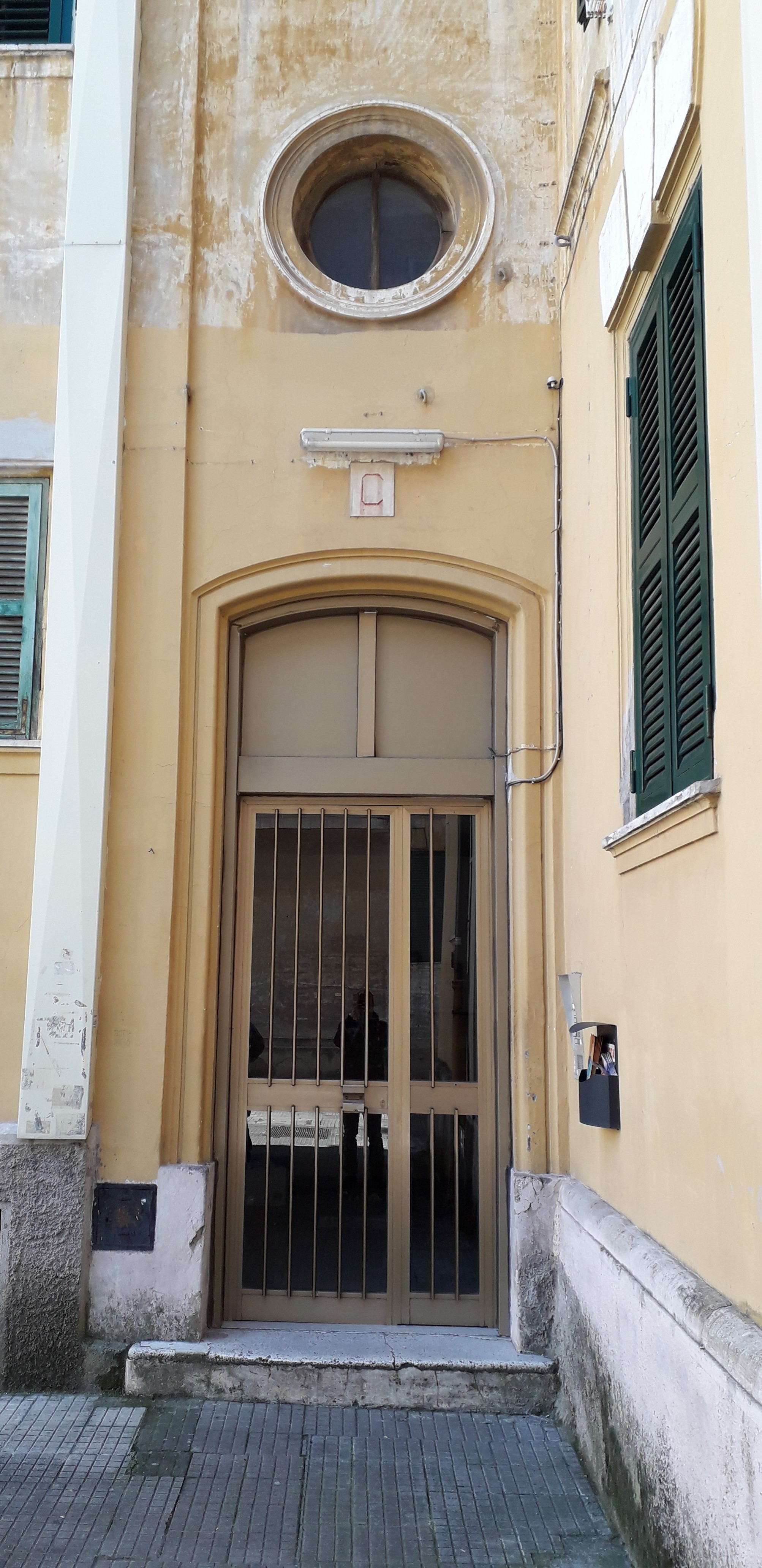 Appartamento sito in ROMA VIA GALILEO FERRARIS 2,  scala C, piano 2 INT.8 DI 3,5 VANI SENZA ASCENSORE. Mq. 69. N.C.E.U. categoria A4- foglio 516 part. 107 sub 40