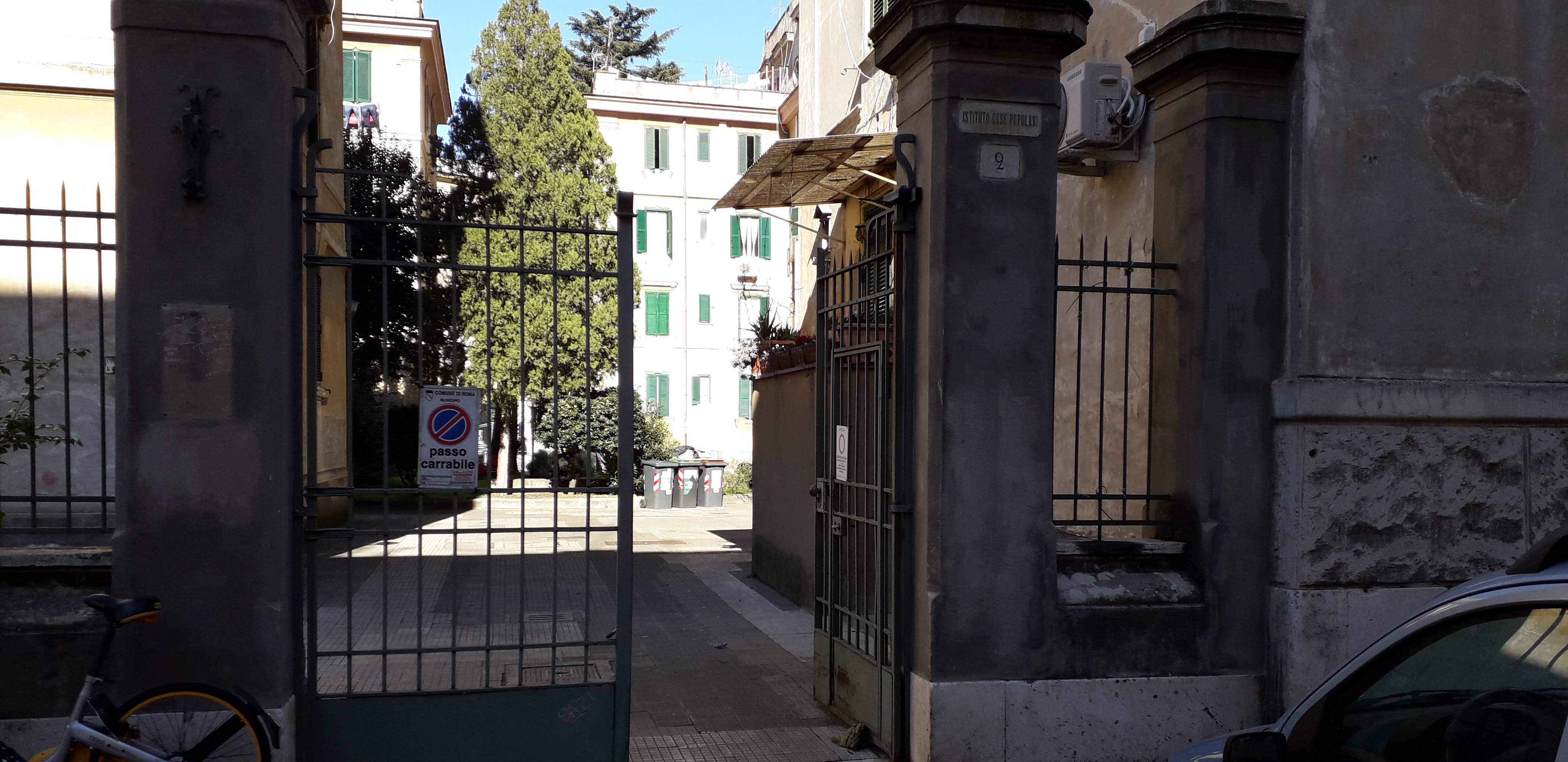 Appartamento sito in ROMA VIA GALILEO FERRARIS 2,  scala C, piano 2 INT.8 DI 3,5 VANI SENZA ASCENSORE. Mq. 69. N.C.E.U. categoria A4- foglio 516 part. 107 sub 40