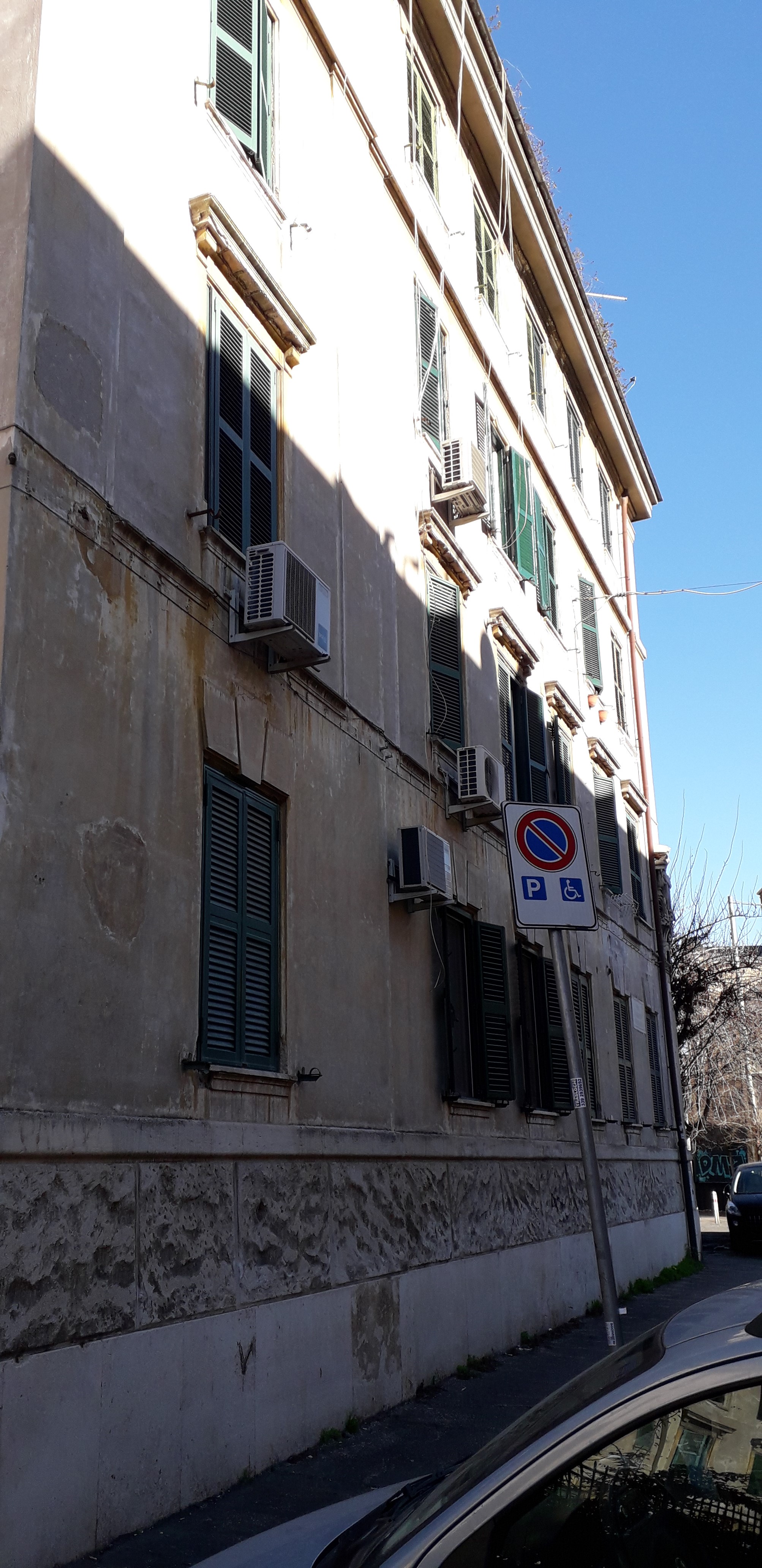 Appartamento sito in ROMA VIA GALILEO FERRARIS 2,  scala C, piano 2 INT.8 DI 3,5 VANI SENZA ASCENSORE. Mq. 69. N.C.E.U. categoria A4- foglio 516 part. 107 sub 40