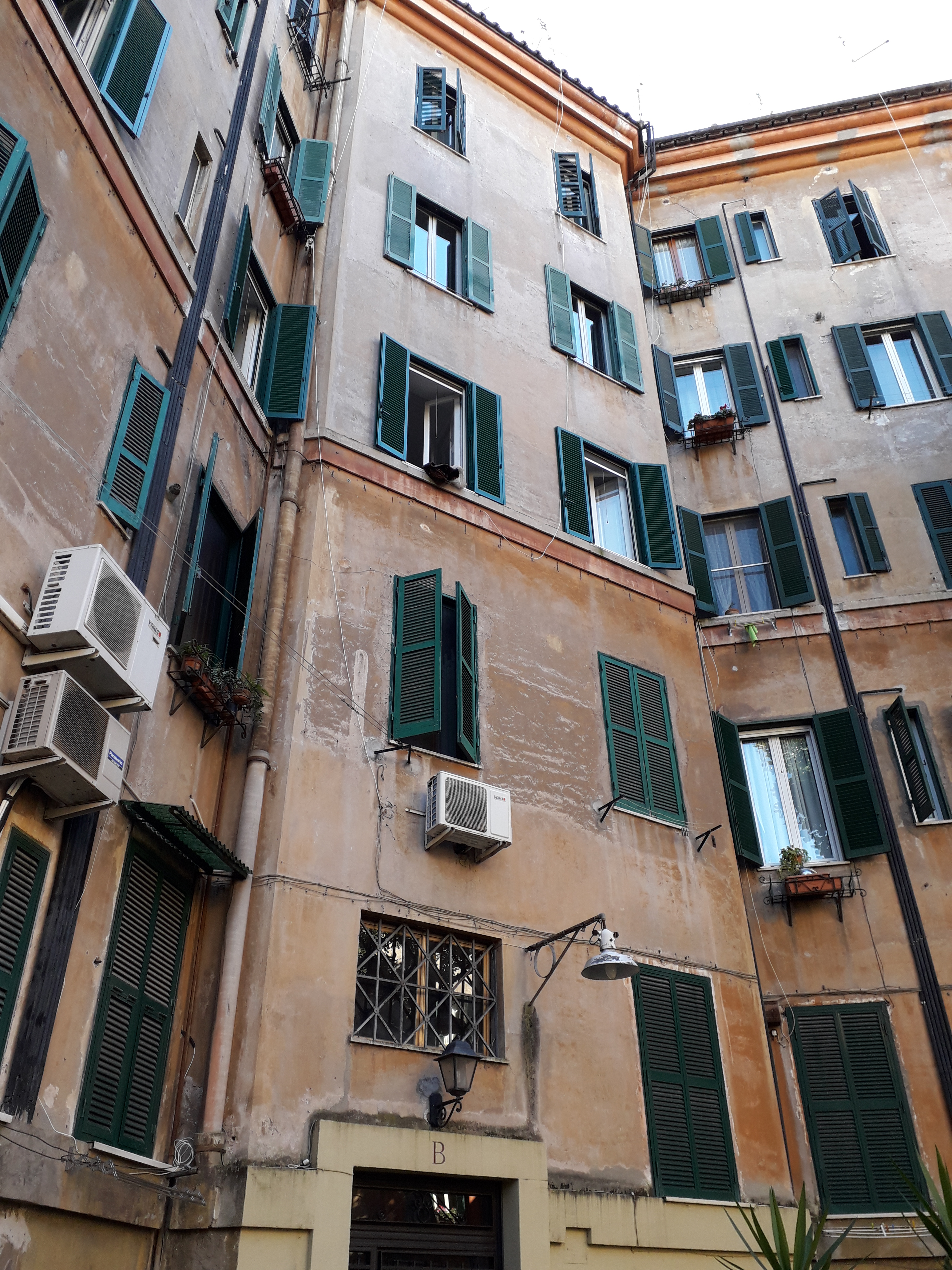 Appartamento sito in ROMA PIAZZA S. MARIA LIBERATRICE 45,  scala B, piano 4 INT.10 DI 3 VANI CON ASCENSORE. Mq. 49. N.C.E.U. categoria A2- foglio 512 part. 43 sub 31