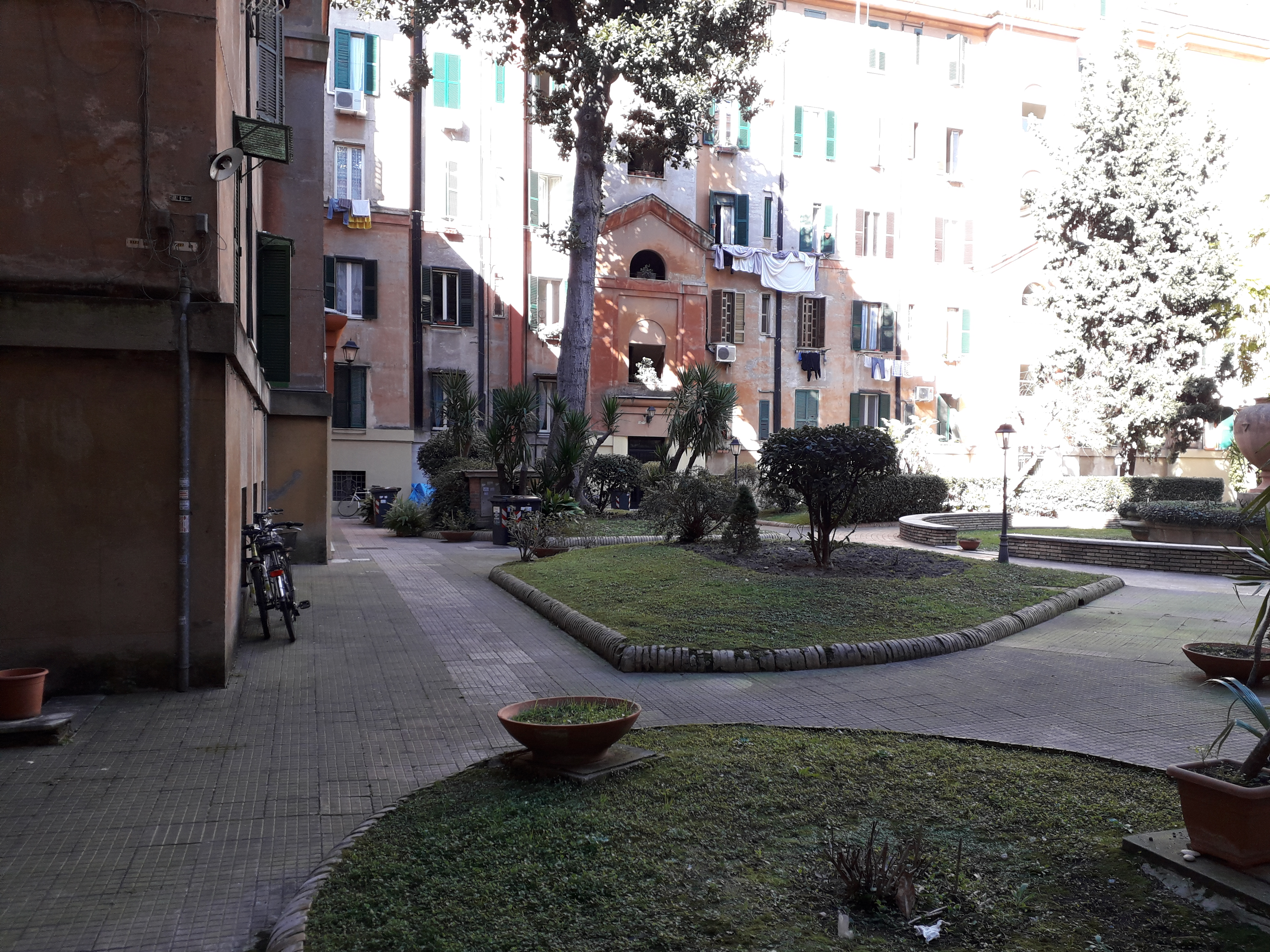 Appartamento sito in ROMA PIAZZA S. MARIA LIBERATRICE 45,  scala B, piano 4 INT.10 DI 3 VANI CON ASCENSORE. Mq. 49. N.C.E.U. categoria A2- foglio 512 part. 43 sub 31