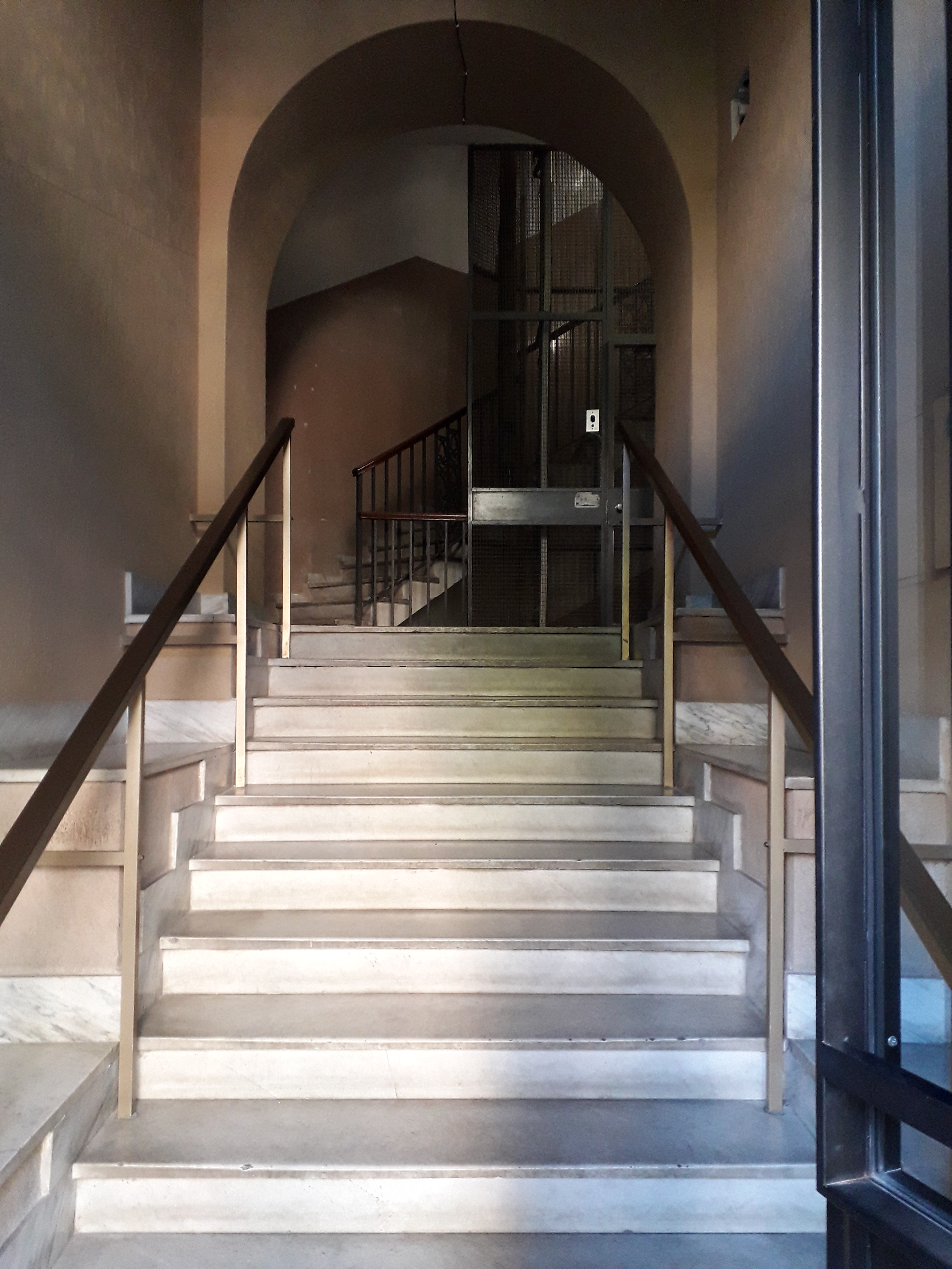 Appartamento sito in ROMA PIAZZA S. MARIA LIBERATRICE 45,  scala B, piano 4 INT.10 DI 3 VANI CON ASCENSORE. Mq. 49. N.C.E.U. categoria A2- foglio 512 part. 43 sub 31