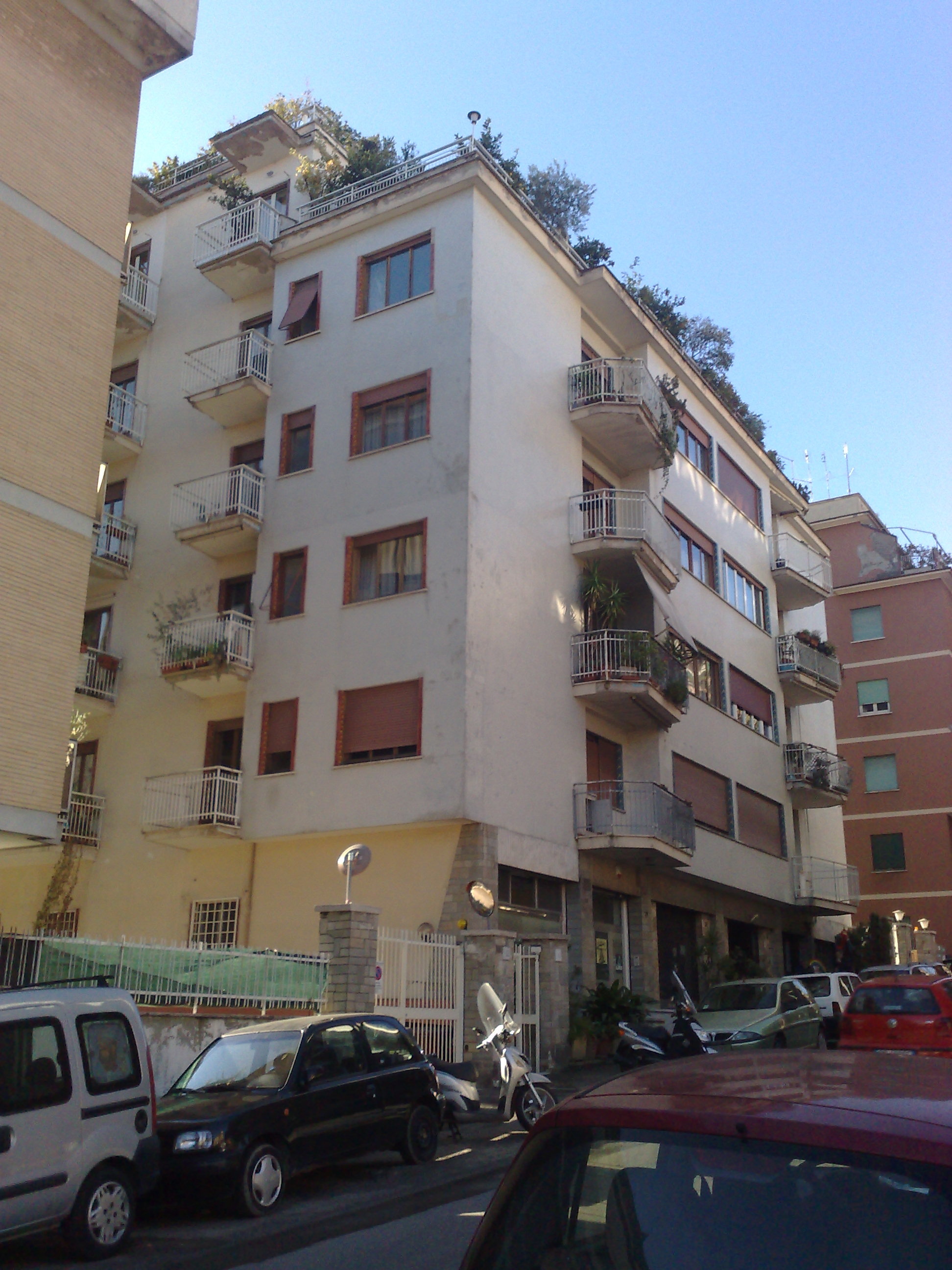 NEGOZIO FRONTE STRADA CON WC, ANTI WC E PIANO INTERRATO AD USO CANTINA NEGOZIO. Mq. 50+35. Libero. Piena Proprietà