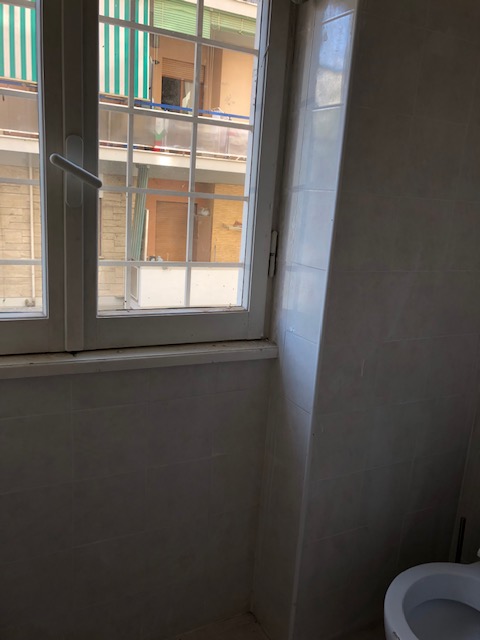 NEGOZIO FRONTE STRADA CON WC, ANTI WC E PIANO INTERRATO AD USO CANTINA NEGOZIO. Mq. 50+35. Libero. Piena Proprietà