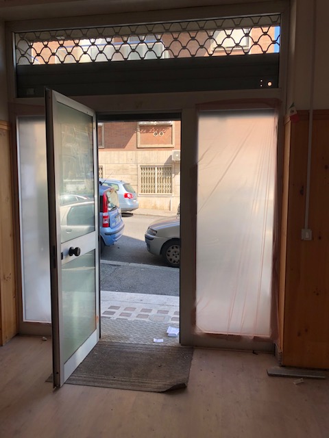 NEGOZIO FRONTE STRADA CON WC, ANTI WC E PIANO INTERRATO AD USO CANTINA NEGOZIO. Mq. 50+35. Libero. Piena Proprietà