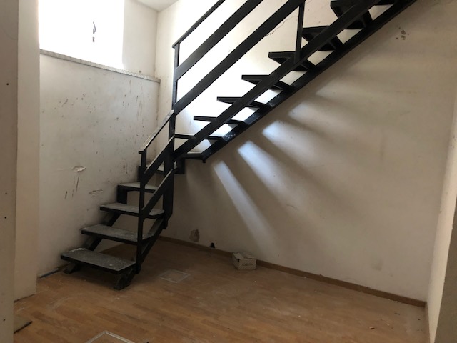 NEGOZIO FRONTE STRADA CON WC, ANTI WC E PIANO INTERRATO AD USO CANTINA NEGOZIO. Mq. 50+35. Libero. Piena Proprietà