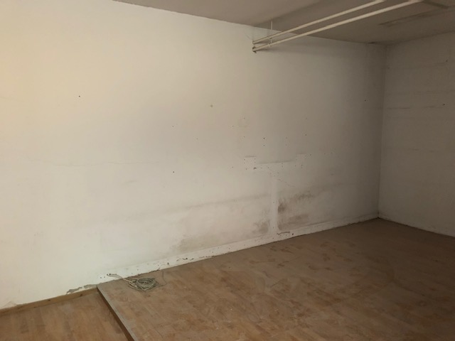NEGOZIO FRONTE STRADA CON WC, ANTI WC E PIANO INTERRATO AD USO CANTINA NEGOZIO. Mq. 50+35. Libero. Piena Proprietà