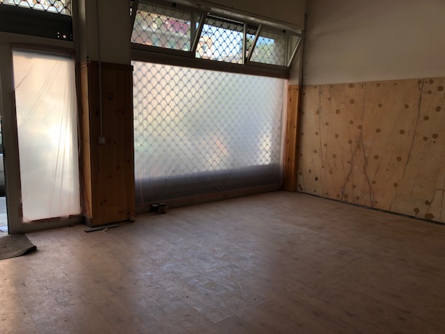 NEGOZIO FRONTE STRADA CON WC, ANTI WC E PIANO INTERRATO AD USO CANTINA NEGOZIO. Mq. 50+35. Libero. Piena Proprietà
