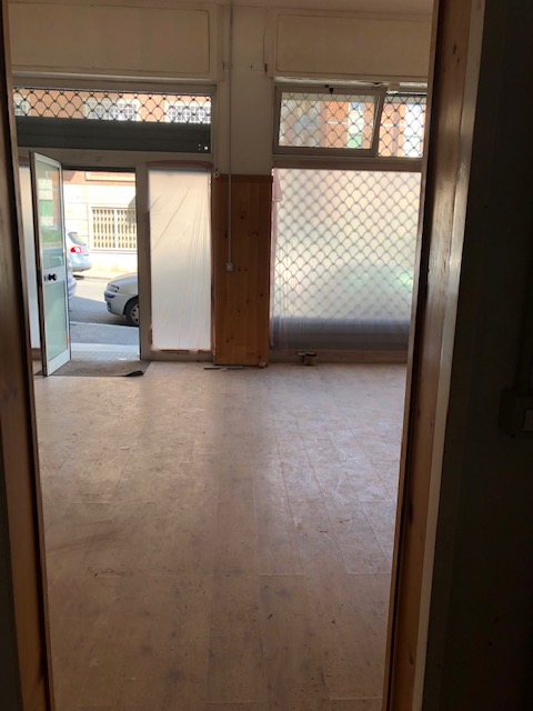 NEGOZIO FRONTE STRADA CON WC, ANTI WC E PIANO INTERRATO AD USO CANTINA NEGOZIO. Mq. 50+35. Libero. Piena Proprietà