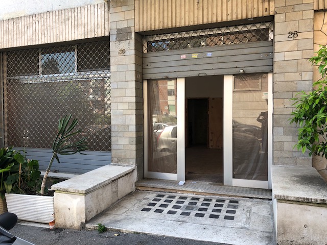 NEGOZIO FRONTE STRADA CON WC, ANTI WC E PIANO INTERRATO AD USO CANTINA NEGOZIO. Mq. 50+35. Libero. Piena Proprietà