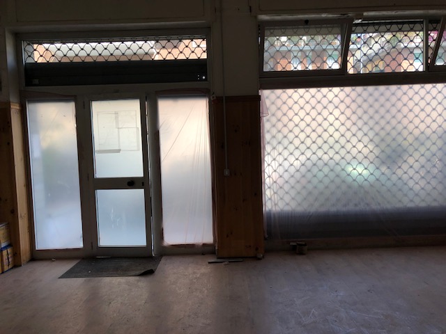 NEGOZIO FRONTE STRADA CON WC, ANTI WC E PIANO INTERRATO AD USO CANTINA NEGOZIO. Mq. 50+35. Libero. Piena Proprietà