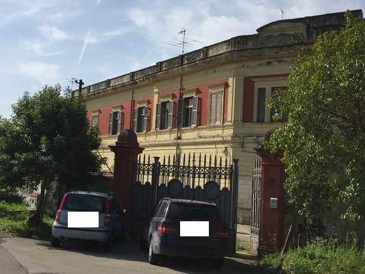 Immobile sito in CAPUA (CE) in Via Santa Maria La Fossa, 39,piano primo. Descrizione: Cucina, bagno, ripostiglio, corridoio, quattro camere.. Mq. 201. Identificativi catastali: Foglio 39 part. 5055 sub. 6