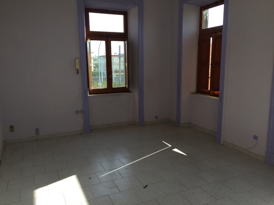 Immobile sito in CAPUA (CE) in Via Santa Maria La Fossa, 39,piano primo. Descrizione: Cucina, bagno, ripostiglio, corridoio, quattro camere.. Mq. 201. Identificativi catastali: Foglio 39 part. 5055 sub. 6