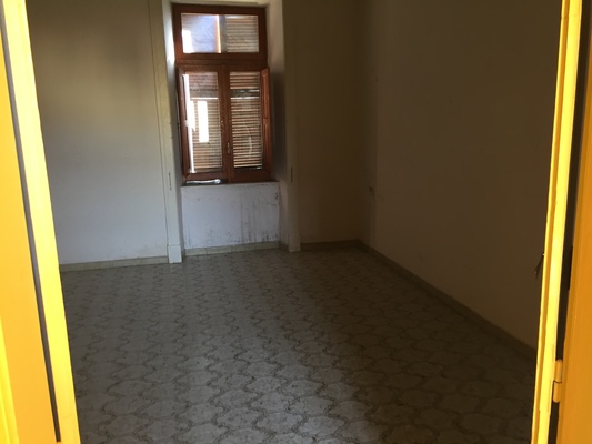Immobile sito in CAPUA (CE) in Via Santa Maria La Fossa, 39,piano primo. Descrizione: Cucina, bagno, ripostiglio, corridoio, quattro camere.. Mq. 201. Identificativi catastali: Foglio 39 part. 5055 sub. 6