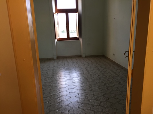 Immobile sito in CAPUA (CE) in Via Santa Maria La Fossa, 39,piano primo. Descrizione: Cucina, bagno, ripostiglio, corridoio, quattro camere.. Mq. 201. Identificativi catastali: Foglio 39 part. 5055 sub. 6