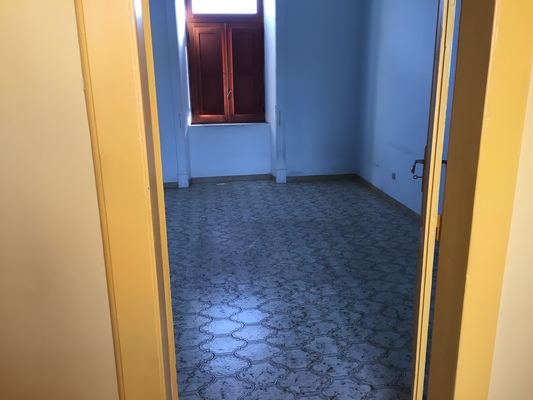 Immobile sito in CAPUA (CE) in Via Santa Maria La Fossa, 39,piano primo. Descrizione: Cucina, bagno, ripostiglio, corridoio, quattro camere.. Mq. 201. Identificativi catastali: Foglio 39 part. 5055 sub. 6