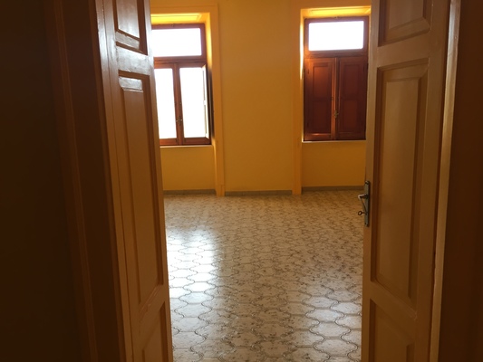Immobile sito in CAPUA (CE) in Via Santa Maria La Fossa, 39,piano primo. Descrizione: Cucina, bagno, ripostiglio, corridoio, quattro camere.. Mq. 201. Identificativi catastali: Foglio 39 part. 5055 sub. 6