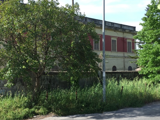 Immobile sito in CAPUA (CE) in Via Santa Maria La Fossa, 39,piano primo. Descrizione: Cucina, bagno, ripostiglio, corridoio, quattro camere.. Mq. 201. Identificativi catastali: Foglio 39 part. 5055 sub. 6
