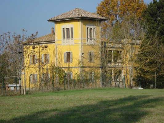Immobile sito in NOCETO (PR) in Strada della Vigna, Fab. 57/A,piano terra. Descrizione: Piano seminterrato: due cantine. Piano terra: portico, quattro camere, un vano, sala, ingresso, due bagni,tre disimpegni. Primo ammezzato: ripostiglio. Secondo ammezzato: ripostiglio. Piano primo: due camere, tinello, sala, cucina, soggiorno,tre disimpegni, due bagni e terrazzo. Terzo ammezzato: ripostiglio. Piano secondo: camera.   + Area cortilizia. Mq. 609 (compreso pertinenze). Identificativi catastali: Foglio 36 part.134
