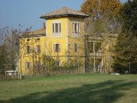Immobile sito in NOCETO (PR) in Strada della Vigna, Fab. 57/A,piano terra. Descrizione: Piano seminterrato: due cantine. Piano terra: portico, quattro camere, un vano, sala, ingresso, due bagni,tre disimpegni. Primo ammezzato: ripostiglio. Secondo ammezzato: ripostiglio. Piano primo: due camere, tinello, sala, cucina, soggiorno,tre disimpegni, due bagni e terrazzo. Terzo ammezzato: ripostiglio. Piano secondo: camera.   + Area cortilizia. Mq. 609 (compreso pertinenze). Identificativi catastali: Foglio 36 part.134