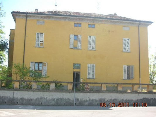 Immobile sito in NOCETO (PR) in Strada della Vigna, Fab. 57/A,piano terra. Descrizione: Piano seminterrato: due cantine. Piano terra: portico, quattro camere, un vano, sala, ingresso, due bagni,tre disimpegni. Primo ammezzato: ripostiglio. Secondo ammezzato: ripostiglio. Piano primo: due camere, tinello, sala, cucina, soggiorno,tre disimpegni, due bagni e terrazzo. Terzo ammezzato: ripostiglio. Piano secondo: camera.   + Area cortilizia. Mq. 609 (compreso pertinenze). Identificativi catastali: Foglio 36 part.134