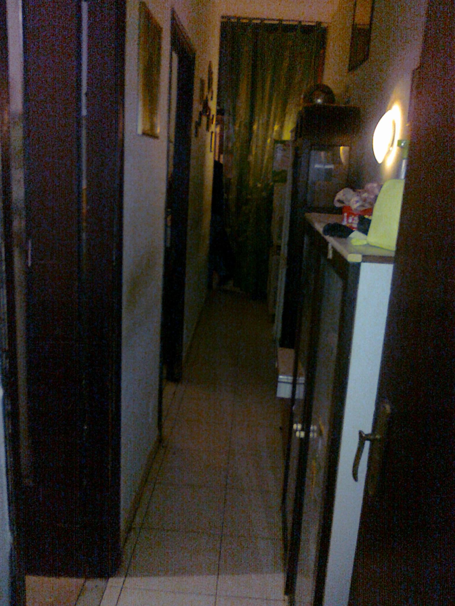 Descrizione: Ingresso, corridoio, 3 stanze, cucina, bagno e corte esterna esclusiva + cantina, posto auto scoperto e corte esterna esclusiva. Mq. 105 (compreso corte esterna) + 21 (cantina) + 9 (posto auto scoperto). N.C.E.U. foglio 8 part. 525 sub. 2, con cantina al foglio 8 part. 525 sub. 15 e posto auto scoperto al foglio 8 part. 1385 sub. 1 . Libero. Intera Proprietà