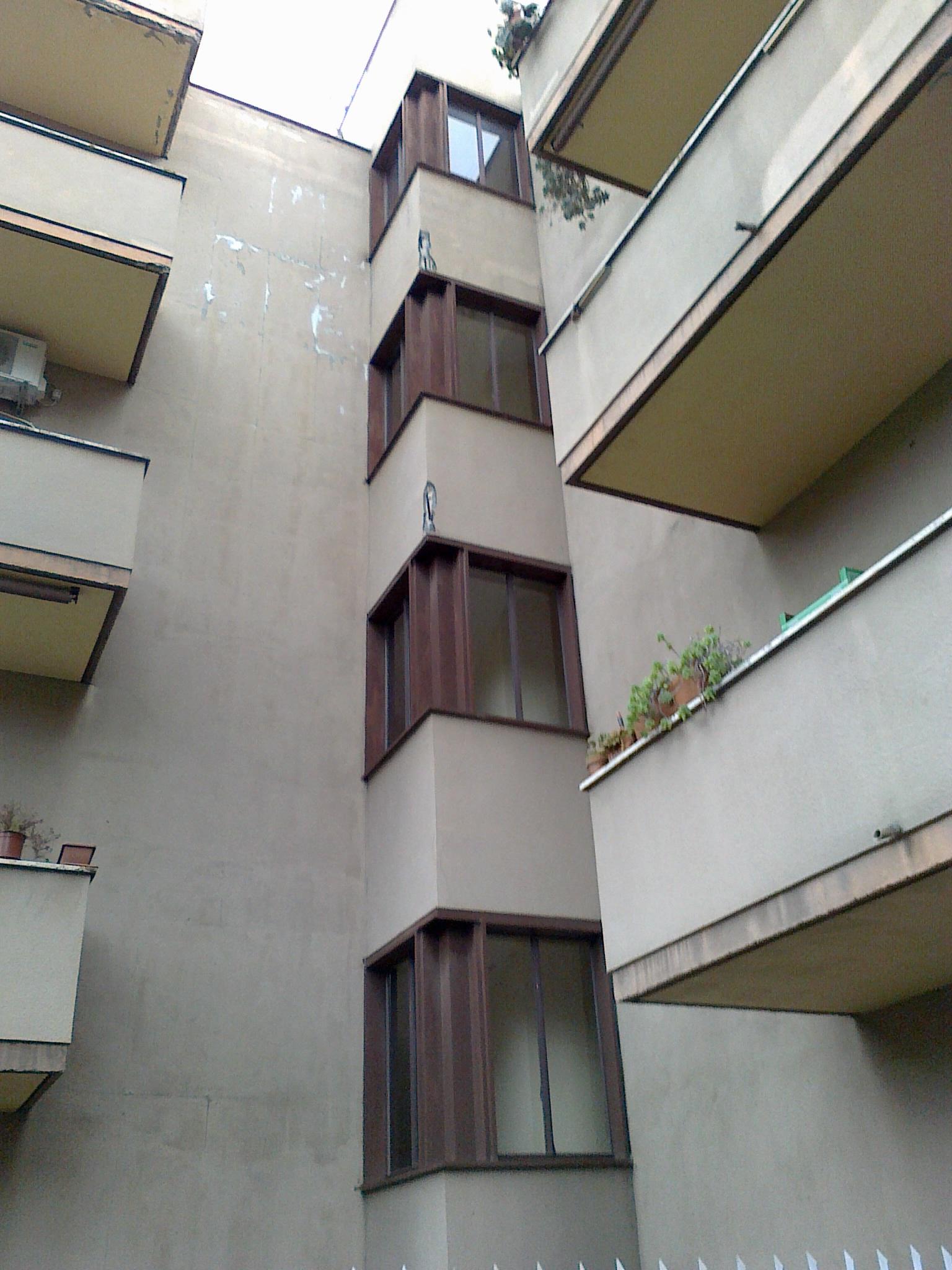 Descrizione: Ingresso, corridoio, 3 stanze, cucina, bagno e corte esterna esclusiva + cantina, posto auto scoperto e corte esterna esclusiva. Mq. 105 (compreso corte esterna) + 21 (cantina) + 9 (posto auto scoperto). N.C.E.U. foglio 8 part. 525 sub. 2, con cantina al foglio 8 part. 525 sub. 15 e posto auto scoperto al foglio 8 part. 1385 sub. 1 . Libero. Intera Proprietà