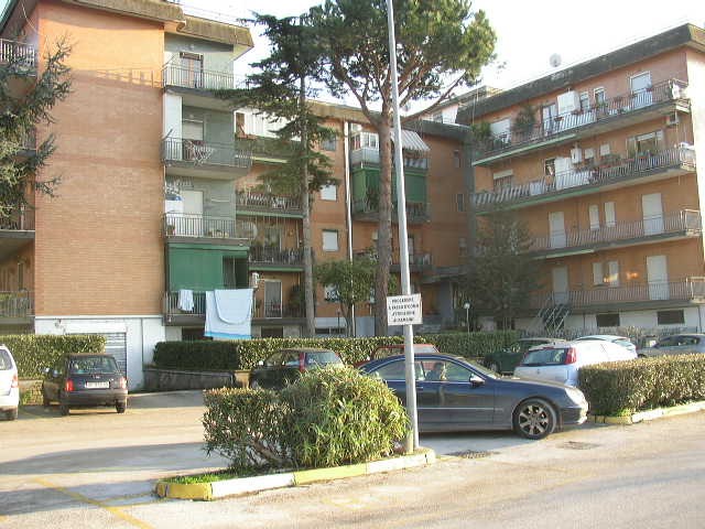 Descrizione: Cucina, 2 bagni, 4 stanze, balcone e terrazzo + cantina. Mq. 136 (compreso cantina). N.C.E.U. foglio 13 part. 887 sub. 83 . Libero. Intera Proprietà