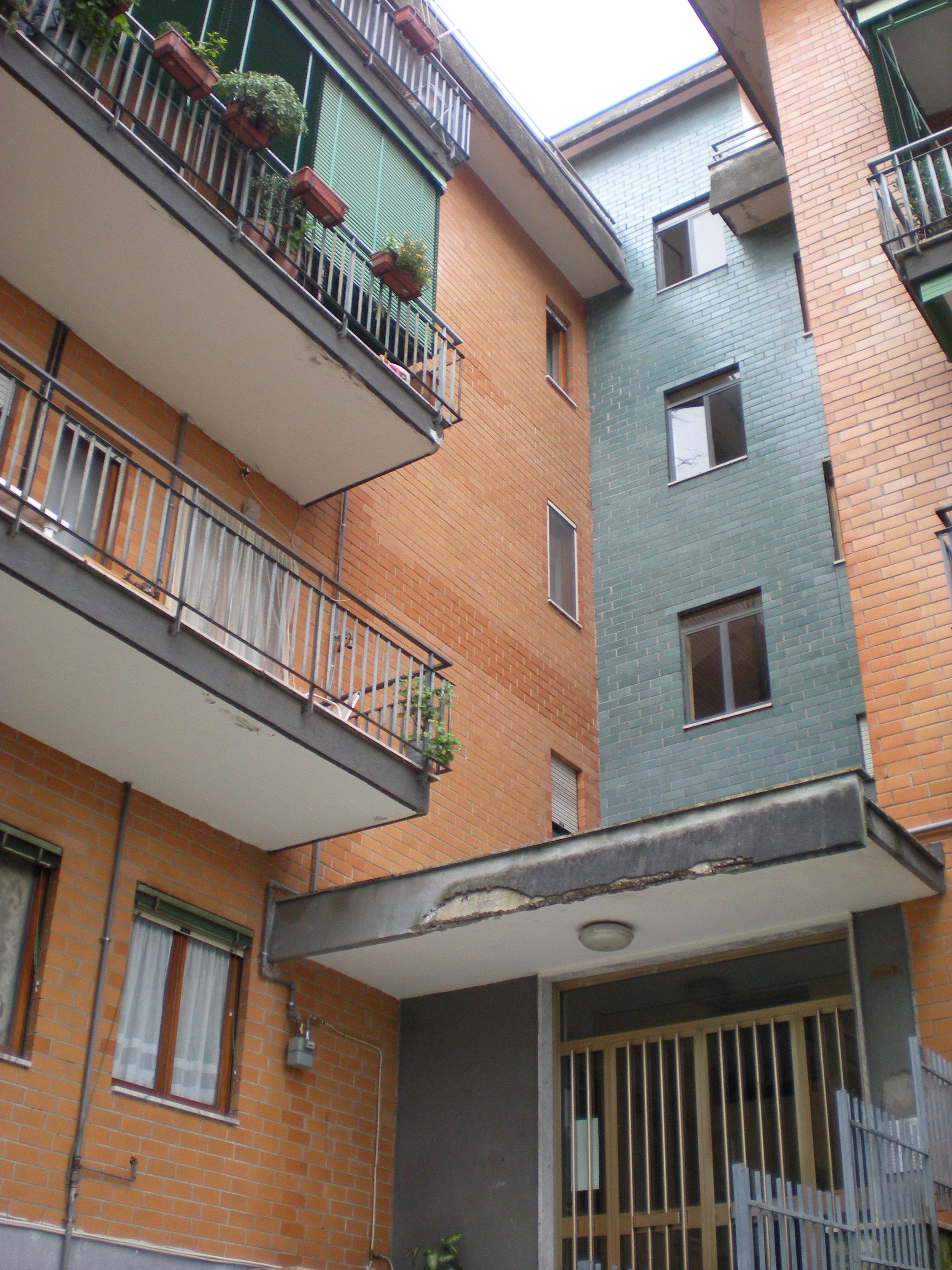 Descrizione: Cucina, 2 bagni, 4 stanze, balcone e terrazzo + cantina. Mq. 136 (compreso cantina). N.C.E.U. foglio 13 part. 887 sub. 83 . Libero. Intera Proprietà