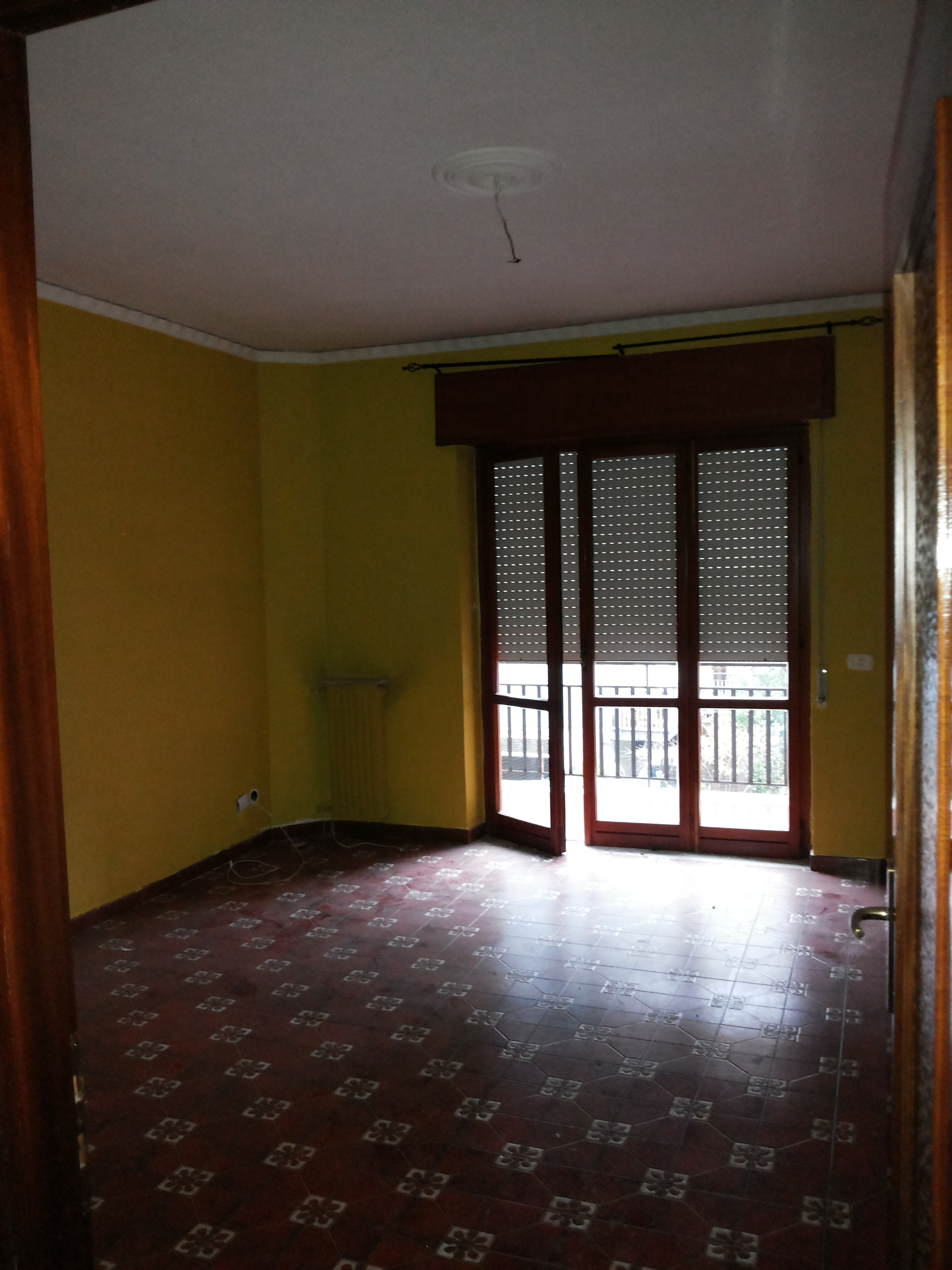 Descrizione: Cucina, 2 bagni, 4 stanze, balcone e terrazzo + cantina. Mq. 136 (compreso cantina). N.C.E.U. foglio 13 part. 887 sub. 83 . Libero. Intera Proprietà