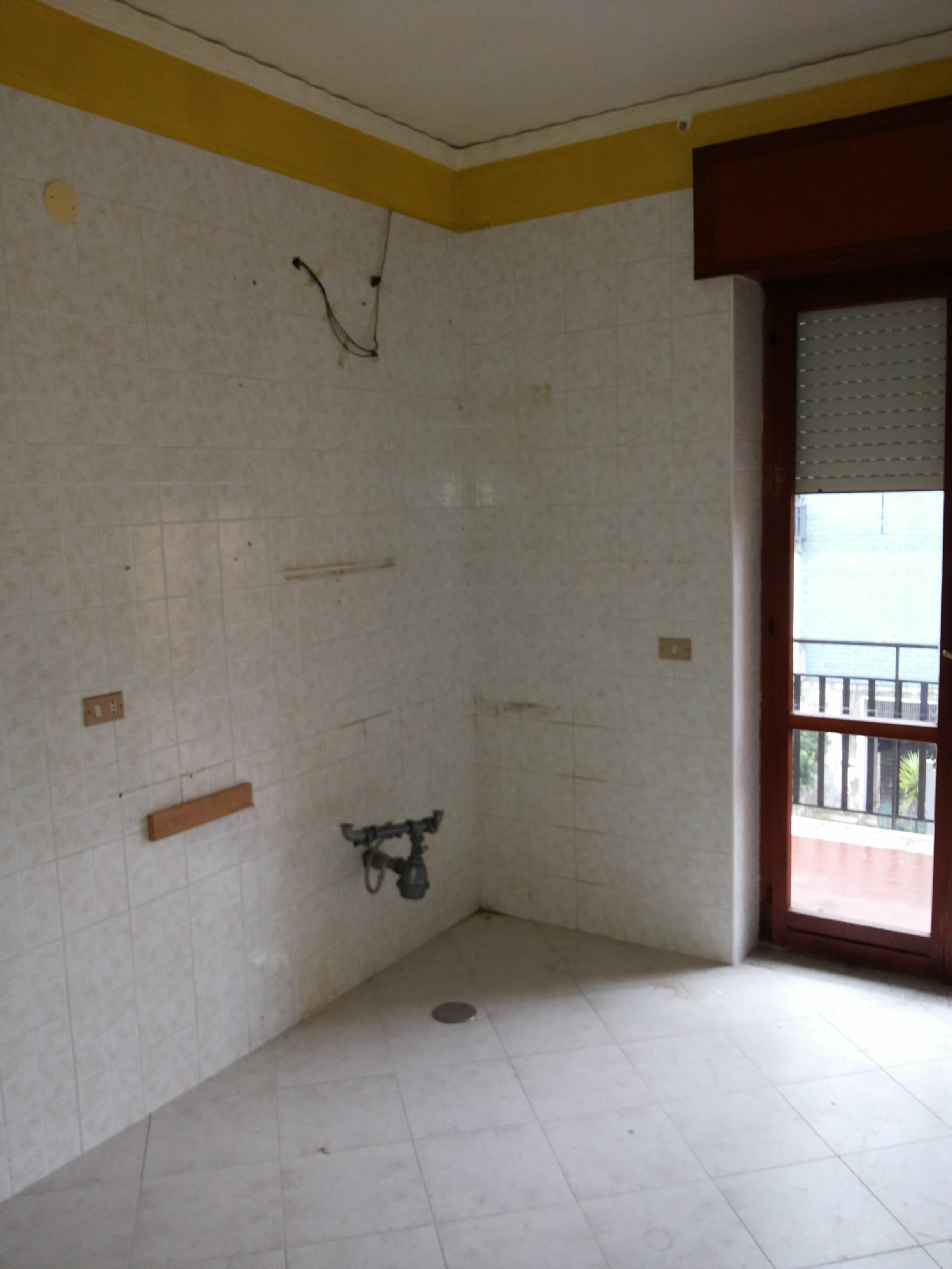 Descrizione: Cucina, 2 bagni, 4 stanze, balcone e terrazzo + cantina. Mq. 136 (compreso cantina). N.C.E.U. foglio 13 part. 887 sub. 83 . Libero. Intera Proprietà
