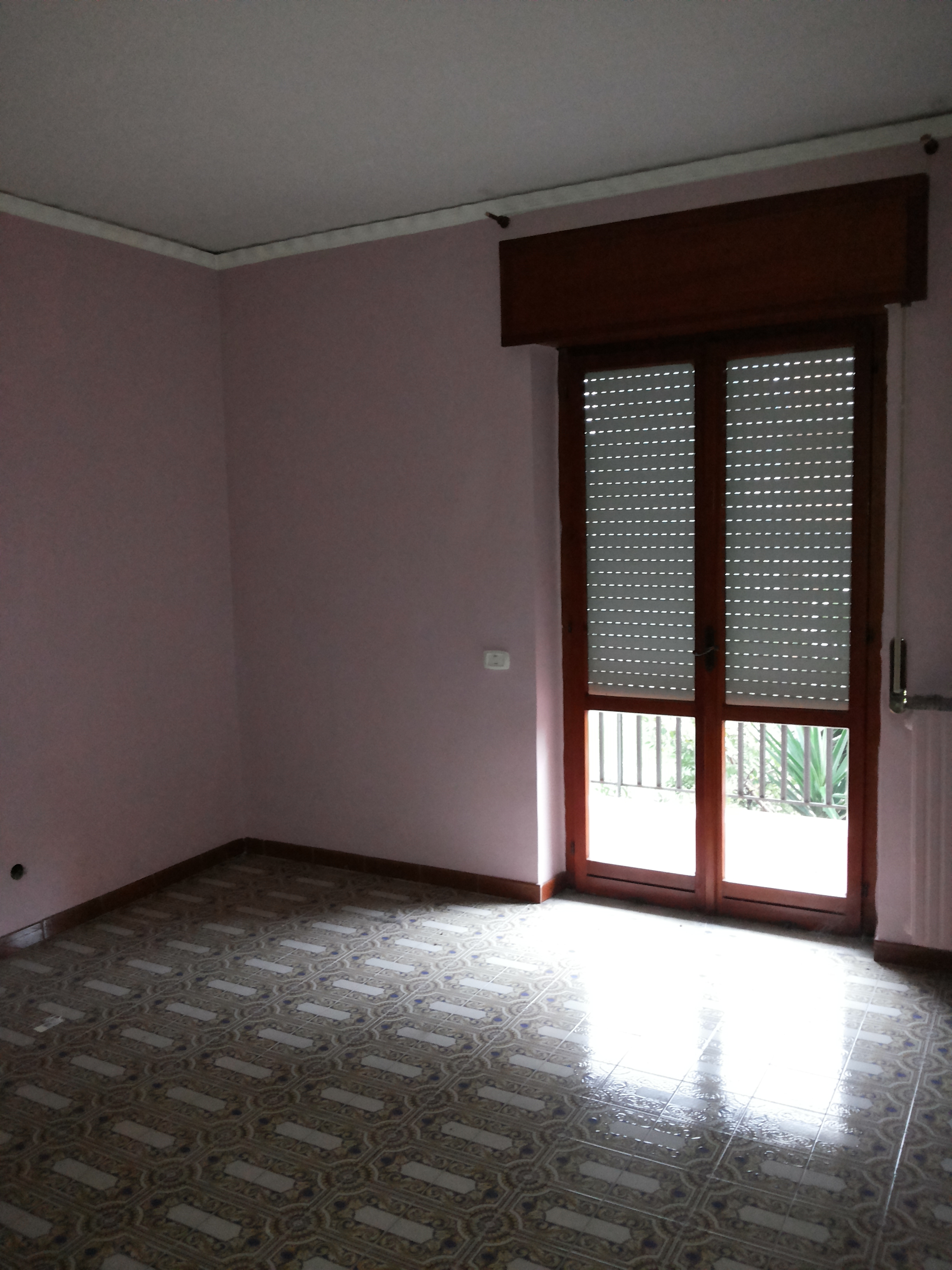 Descrizione: Cucina, 2 bagni, 4 stanze, balcone e terrazzo + cantina. Mq. 136 (compreso cantina). N.C.E.U. foglio 13 part. 887 sub. 83 . Libero. Intera Proprietà