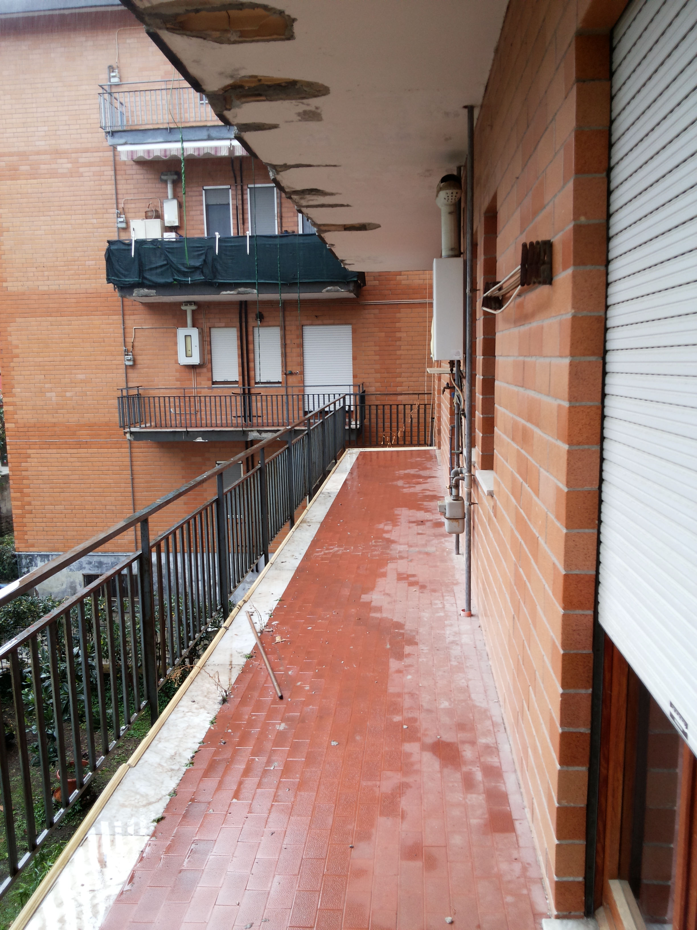Descrizione: Cucina, 2 bagni, 4 stanze, balcone e terrazzo + cantina. Mq. 136 (compreso cantina). N.C.E.U. foglio 13 part. 887 sub. 83 . Libero. Intera Proprietà