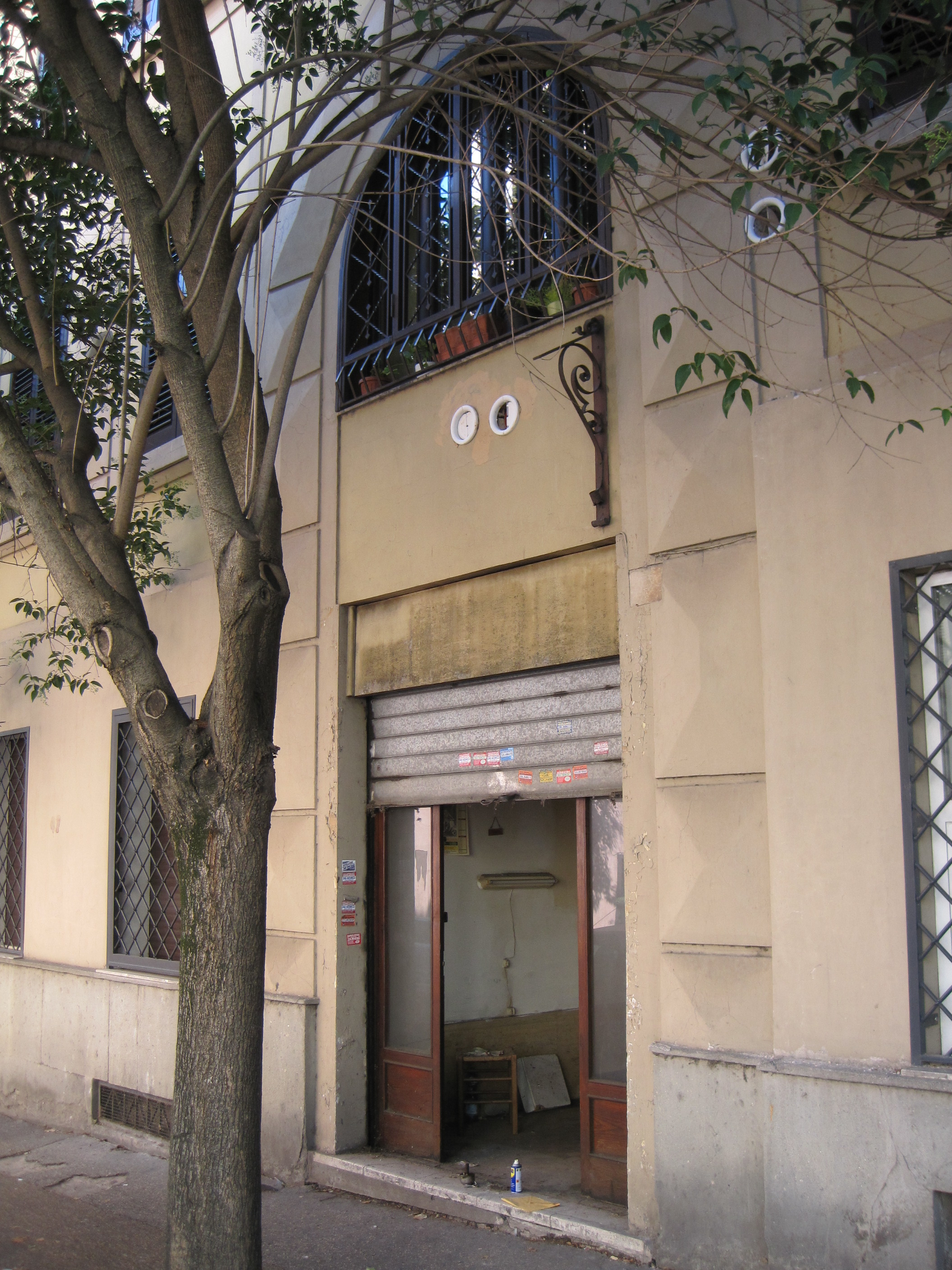 NEGOZIO AL PIANO TERRA . Mq. 24. LIBERO. Identificativi catastali categoria C1 - foglio 539 part. 140 sub 504