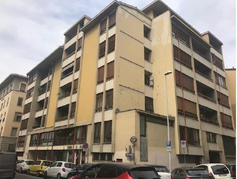 Immobile sito in Firenze (FI) Via Landino 7/A. Descrizione: Doppio ingresso, disimpegno, cucina, soggiorno, n.2 camere, bagno, n.2 ripostigli, n.2 verande + pertinenziale cantina, posto auto coperto. N.C.E.U. Unità principale: foglio76, part. 42, sub.551. Pertinenza: foglio76, part. 42, sub. 552. Pertinenza: foglio76, part. 42, sub. 505