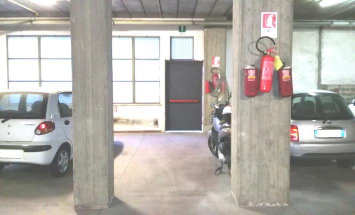 Immobile sito in Roma 00153,  Via Musolino 41 (appartamento) Via Orti di Trastevere  24 int. 122 (posto auto), scala C interno 18,  piano 5/s1 - posto auto scoperto: via orti di trastevere 24 P.s2. Descrizione: Ingresso, disimpegno, salone,cucina, bagno, ripostiglio, camera e balcone + pertinenziale cantiina - posto auto con cancello carrabile Unità principale: foglio 449, part.300, sub. 144.  Pertinenza: foglio 449, part.300, sub. 729. Mq. appartamento e cantina  94,00, posto auto 9 mq. Libero