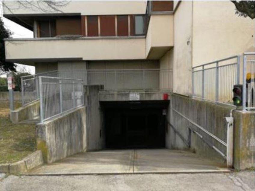Immobile sito in Via Albona 9 Treviso, C.A.P. 31100, Scala D, Piano 4 int. 12 appartamento al piano quarto costituito da cucina, soggiorno/pranzo, ingresso, disimpegno, due camere, un bagno, un ripostiglio e due terrazze, oltre alla soffitta mq 111 + pertinenziale box auto coperto in autorimessa interrata mq 15. NCEU  Fg A/6 part. 1271 sub 68 cat. A02 rendita 464,81  Fg A/6 part. 1271 sub 97 cat. C06 rendita 57,84. LOCATO Contratto di locazione uso abitativo ex art.2, comma 3 legge 431/1998, con durata anni 3, decorrenza dal 01/05/2017 al 30/04/2020, canone mensile € 374,84 oltre oneri condominiali. PIENA Proprietà locato base d'asta già ridotta del 30%