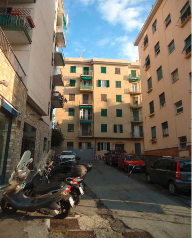 In GENOVA, CAP - 16146 VIA CAPRERA, 16,  piano 3, int. 16. Descrizione: Alloggio posto al piano terzo dell'edificio, avente un'altezza interna pari a ca. m 3,10, costituito da ingresso, un corridoio di distribuzione, servizio igienico, cucina, un ripostiglio, una camera, sala e poggiolo. Mq. 73. N.C.E.U.Sez. GEB Foglio 62 Particella 956 Sub. 17. LIBERO.PIENA PROPRIETA'