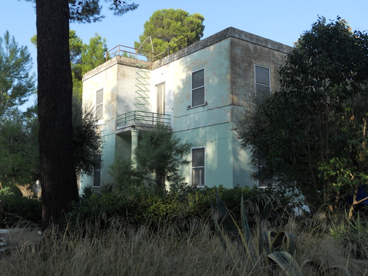 Immobile, sito in GROTTAGLIE (TARANTO) - CAP 74023, C.DA CASE VECCHIE snc. Descrizione: Ingresso, salotto, 2 camere, cucina, wc e ripostiglio + pertinenziale posto auto scoperto. Mq. 143. N.C.E.U. A3 foglio 53 part. 293 sub. 4, con posto auto scoperto al foglio 53 part. 293 sub. 8