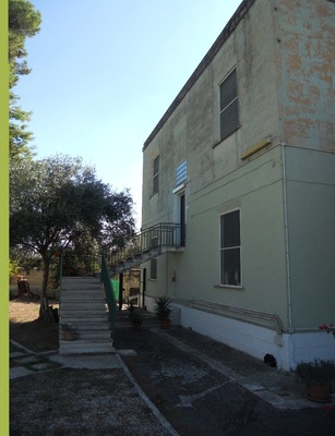 Immobile, sito in GROTTAGLIE (TARANTO) - CAP 74023, C.DA CASE VECCHIE snc. Descrizione: Ingresso, salotto, 2 camere, cucina, wc e ripostiglio + pertinenziale posto auto scoperto. Mq. 143. N.C.E.U. A3 foglio 53 part. 293 sub. 4, con posto auto scoperto al foglio 53 part. 293 sub. 8