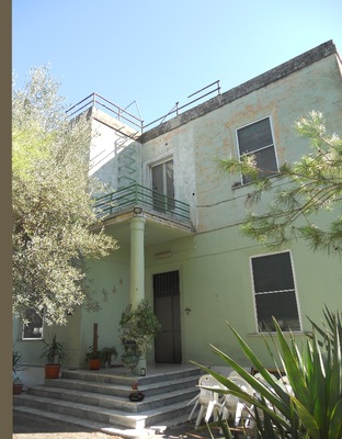 Immobile, sito in GROTTAGLIE (TARANTO) - CAP 74023, C.DA CASE VECCHIE snc. Descrizione: Ingresso, salotto, 2 camere, cucina, wc e ripostiglio + pertinenziale posto auto scoperto. Mq. 143. N.C.E.U. A3 foglio 53 part. 293 sub. 4, con posto auto scoperto al foglio 53 part. 293 sub. 8