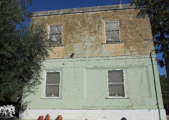 Immobile, sito in GROTTAGLIE (TARANTO) - CAP 74023, C.DA CASE VECCHIE snc. Descrizione: Ingresso, salotto, 2 camere, cucina, wc e ripostiglio + pertinenziale posto auto scoperto. Mq. 143. N.C.E.U. A3 foglio 53 part. 293 sub. 4, con posto auto scoperto al foglio 53 part. 293 sub. 8