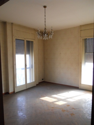 Immobile, sito in NOVARA - CAP 28100, BALUARDO ALFONSO LA MARMORA 15. Descrizione: Ingresso, soggiorno, 3 camere, studio, sala pranzo, cucina, 2 wc, ripostiglio, terrazzo e 3 balconi + pertinenziale cantina e soffitta. Mq. 207. N.C.E.U. A1 foglio 168 part. 13583 sub. 12