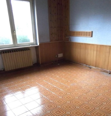 Immobile, sito in PIACENZA - CAP 29121, VIA EMILIA PAVESE, 114. Descrizione: Soggiorno, 3 camere, cucina e bagno + pertinenziale corte esclusiva e locale deposito/caldaia. Mq. 100. N.C.E.U. A7 foglio 47 part. 3186 sub. 1, con area scoperta al foglio 47 part. 3186 sub. 1