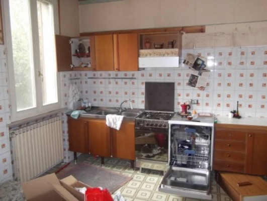 Immobile, sito in PIACENZA - CAP 29121, VIA EMILIA PAVESE, 114. Descrizione: Soggiorno, 3 camere, cucina e bagno + pertinenziale corte esclusiva e locale deposito/caldaia. Mq. 100. N.C.E.U. A7 foglio 47 part. 3186 sub. 1, con area scoperta al foglio 47 part. 3186 sub. 1
